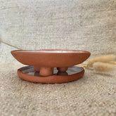 Porte-savon ou éponge en argile rouge et émail blanc